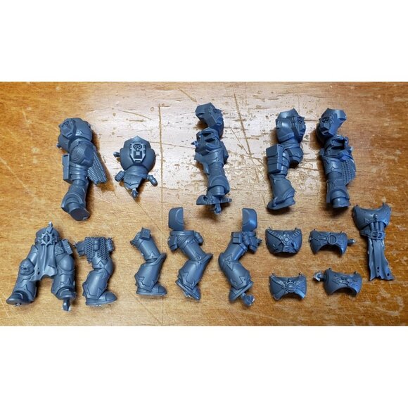 40k Chaos Space Marine Bits Heretic Marine Torso Leg x5 Set - Picture 2 of 2